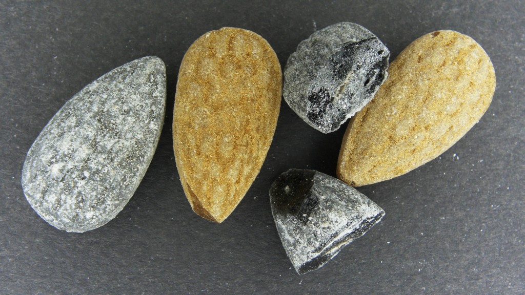 E) Finnish factory Halva's Pommix (Bombx) candy bag consists of two different caramels. Photo: Veikko Niemi